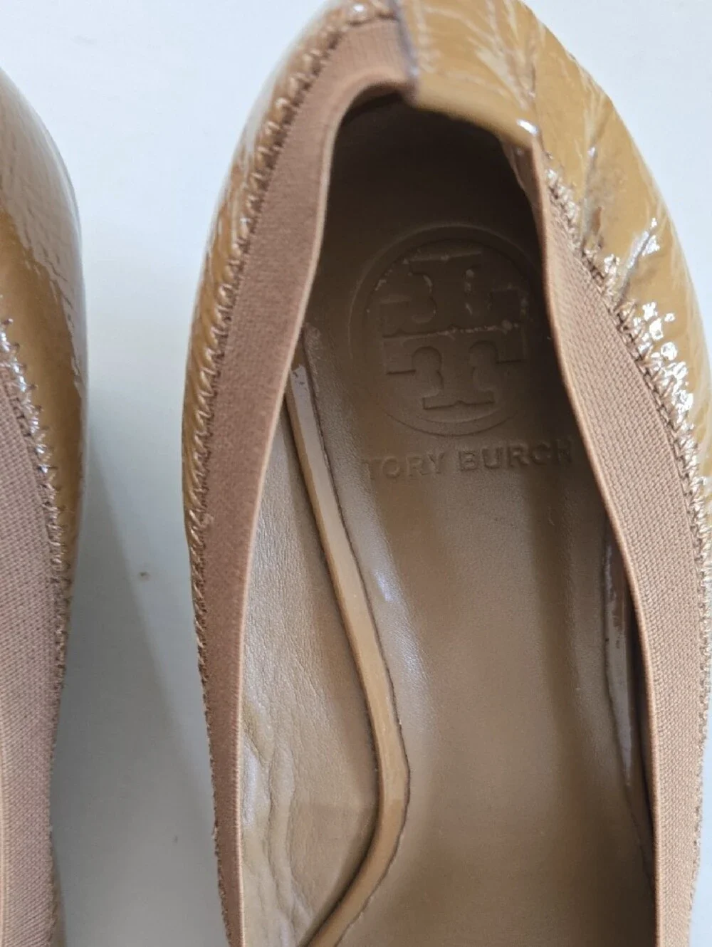 Tory Burch Tan Patent Leather Logo Round-Toe Pumps